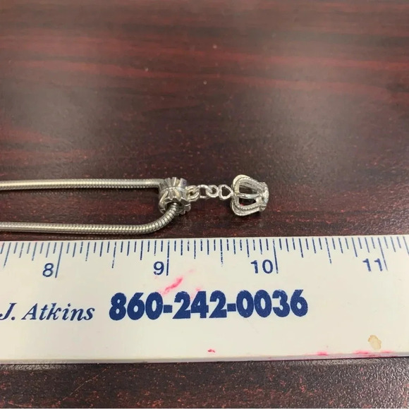 Avon silver tone pendant necklace 3D charm adjustable length 20” - Picture 4 of 4